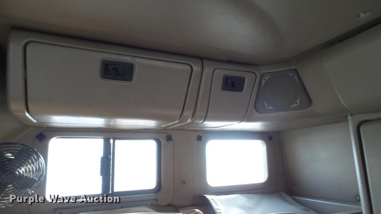 image for item DC2522 2007 International 9400i semi truck