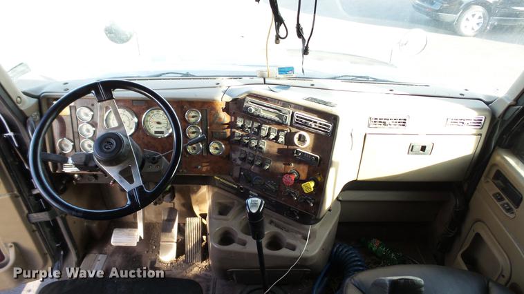 image for item DC2522 2007 International 9400i semi truck