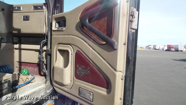 image for item DC2522 2007 International 9400i semi truck