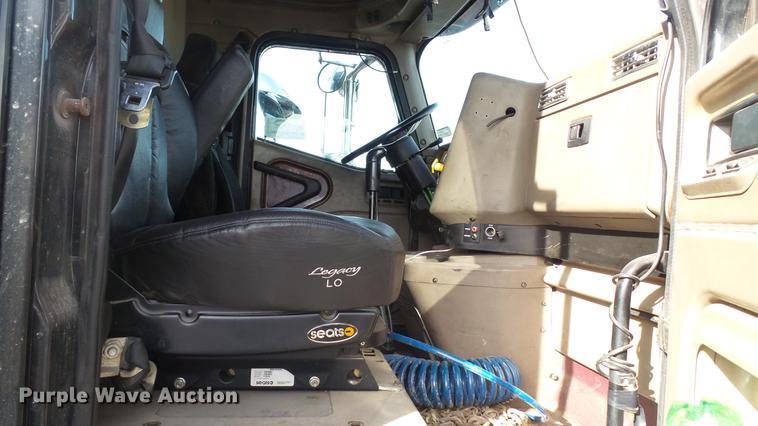 image for item DC2522 2007 International 9400i semi truck