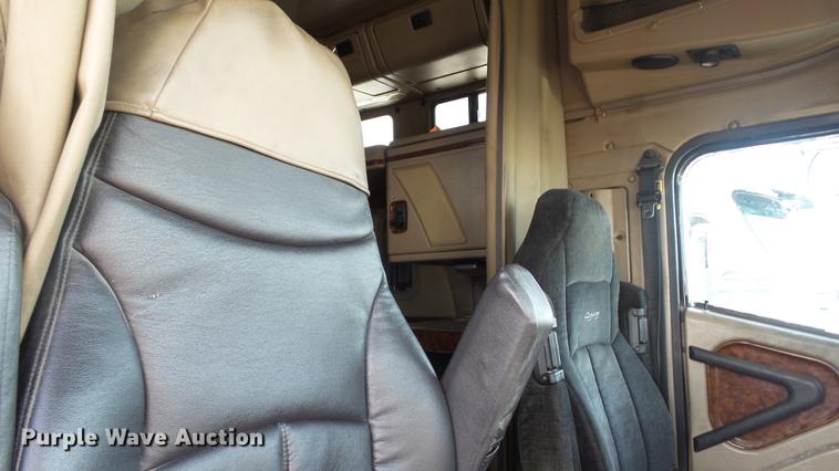 image for item DC2522 2007 International 9400i semi truck