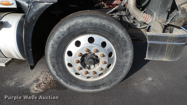 image for item DC2522 2007 International 9400i semi truck