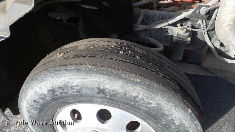 image for item DC2522 2007 International 9400i semi truck