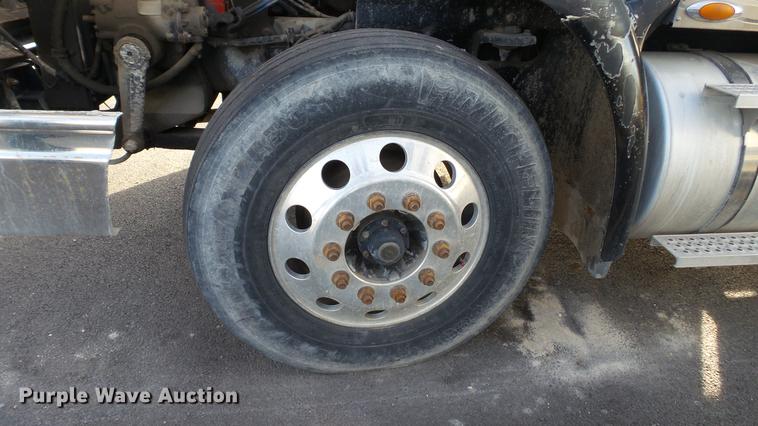 image for item DC2522 2007 International 9400i semi truck