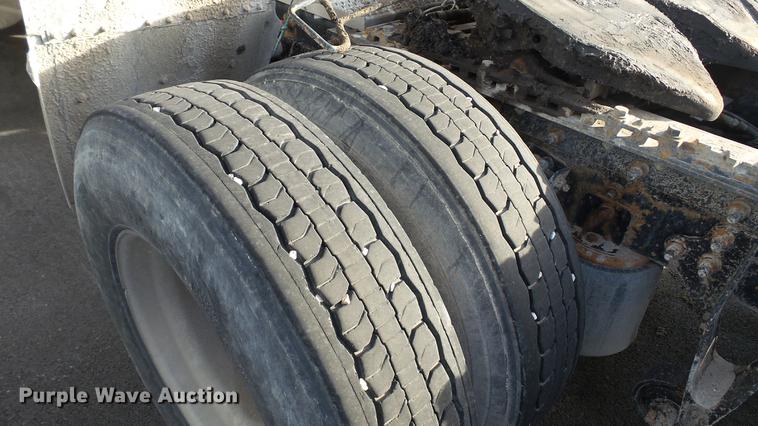 image for item DC2522 2007 International 9400i semi truck