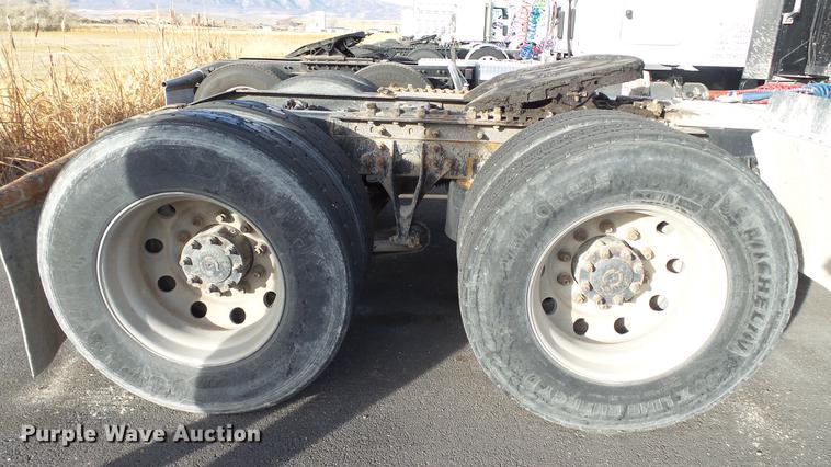 image for item DC2522 2007 International 9400i semi truck