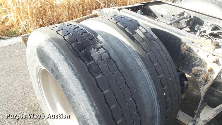 image for item DC2522 2007 International 9400i semi truck