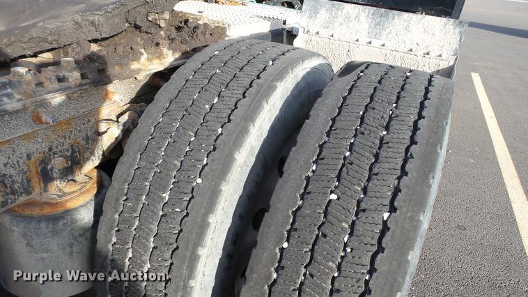 image for item DC2522 2007 International 9400i semi truck