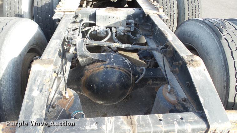 image for item DC2522 2007 International 9400i semi truck