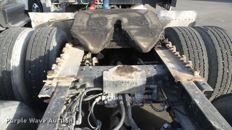 image for item DC2522 2007 International 9400i semi truck