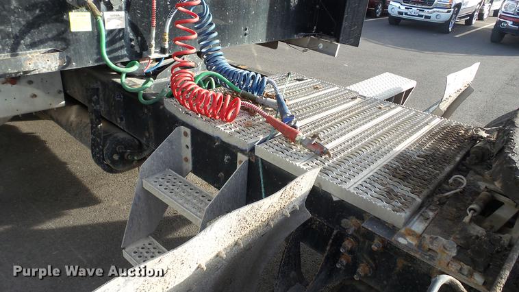 image for item DC2522 2007 International 9400i semi truck