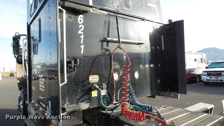 image for item DC2522 2007 International 9400i semi truck