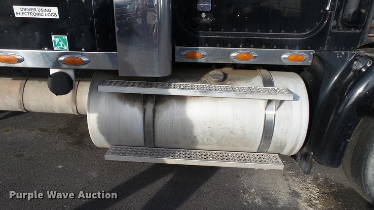 image for item DC2522 2007 International 9400i semi truck