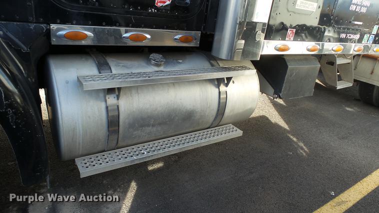 image for item DC2522 2007 International 9400i semi truck