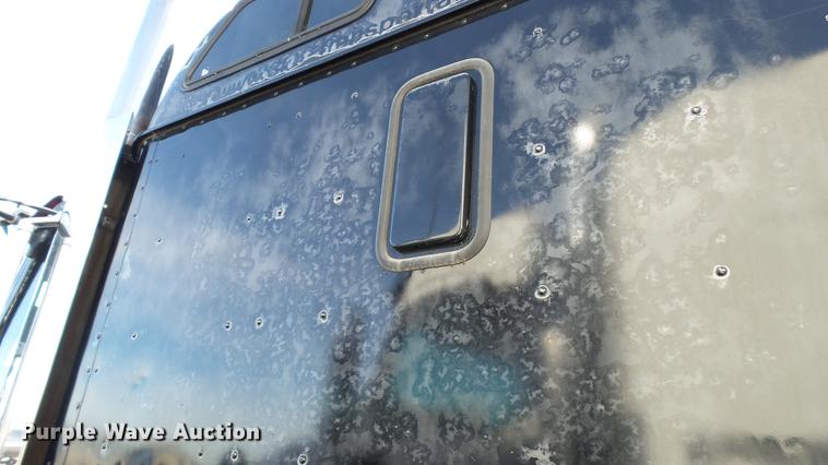 image for item DC2522 2007 International 9400i semi truck