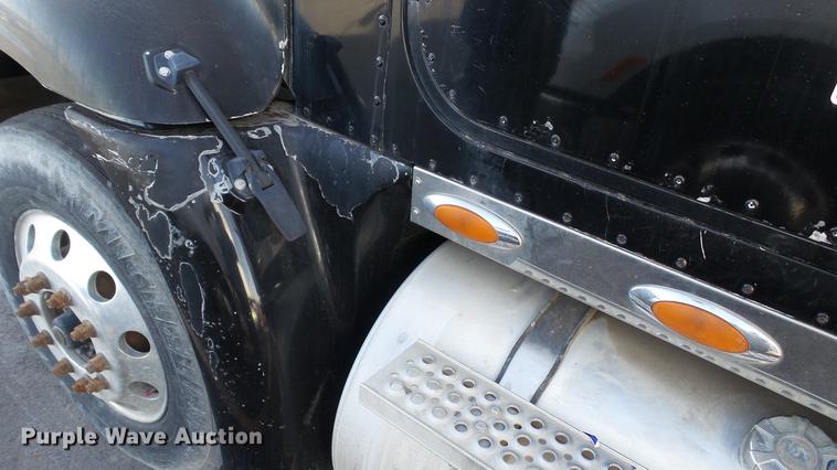 image for item DC2522 2007 International 9400i semi truck