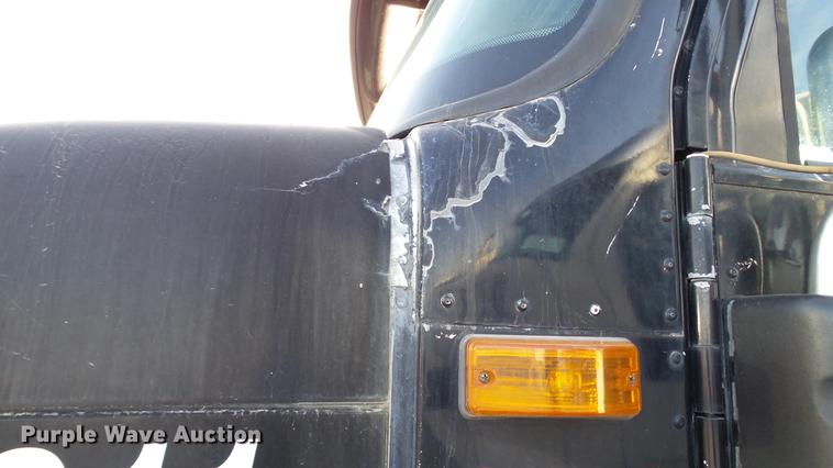 image for item DC2522 2007 International 9400i semi truck