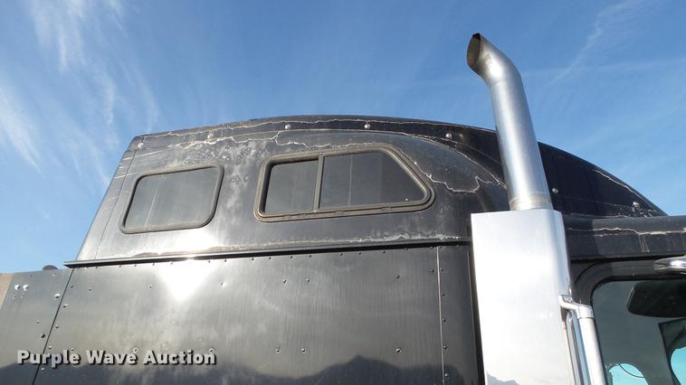 image for item DC2522 2007 International 9400i semi truck