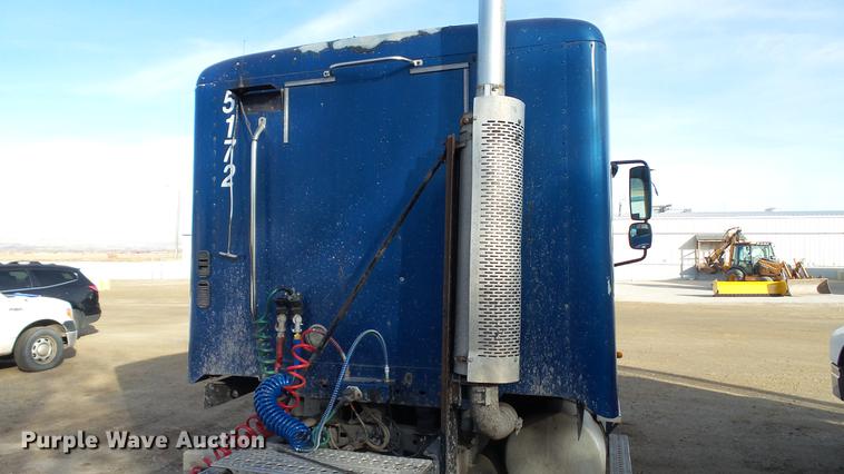 image for item DC2523 2006 Freightliner Columbia semi truck