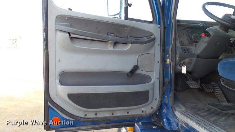 image for item DC2523 2006 Freightliner Columbia semi truck