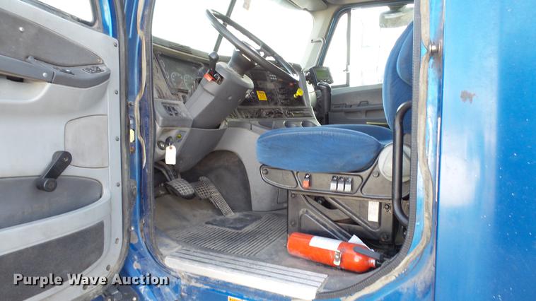 image for item DC2523 2006 Freightliner Columbia semi truck
