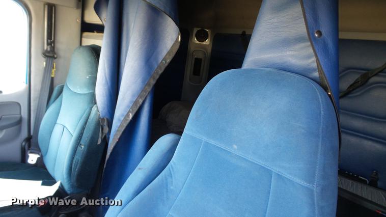 image for item DC2523 2006 Freightliner Columbia semi truck