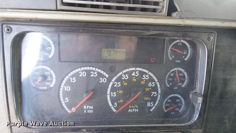 image for item DC2523 2006 Freightliner Columbia semi truck