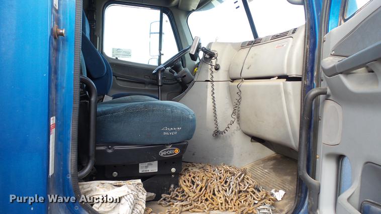 image for item DC2523 2006 Freightliner Columbia semi truck