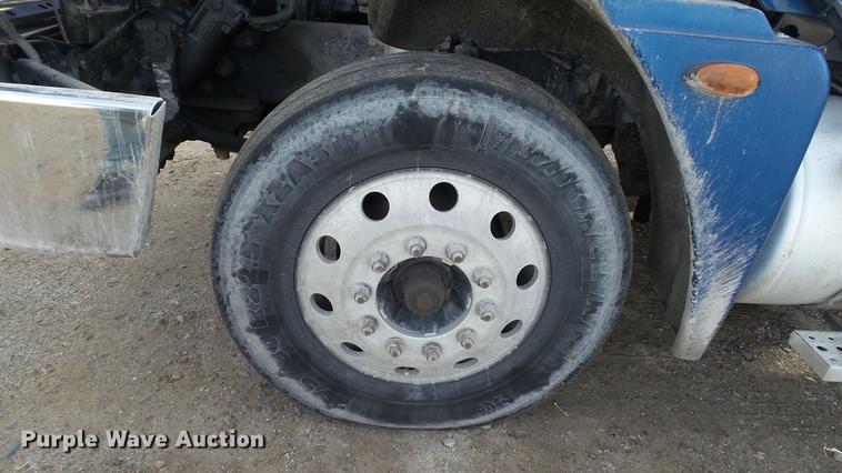 image for item DC2523 2006 Freightliner Columbia semi truck