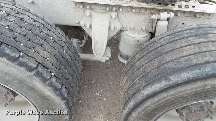 image for item DC2523 2006 Freightliner Columbia semi truck