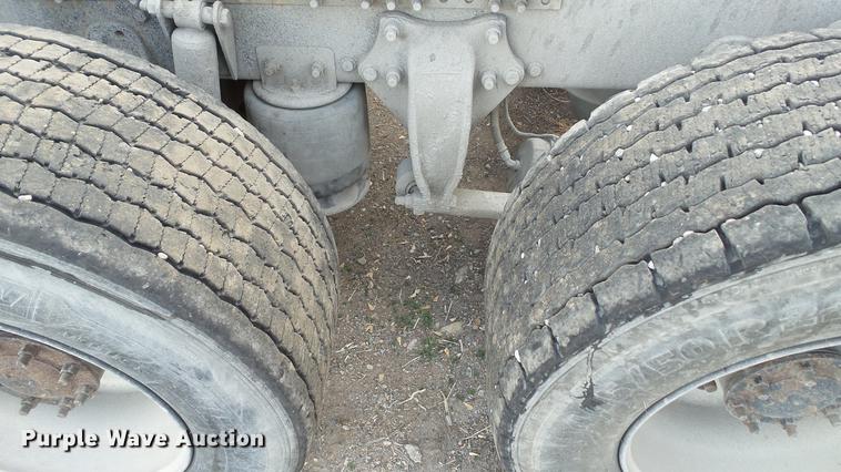 image for item DC2523 2006 Freightliner Columbia semi truck