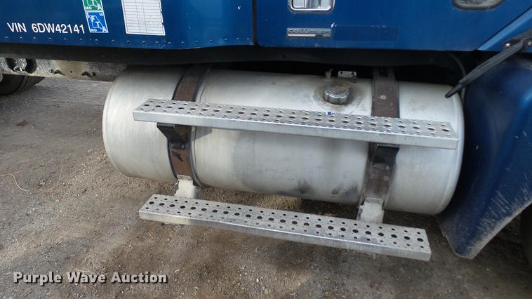 image for item DC2523 2006 Freightliner Columbia semi truck