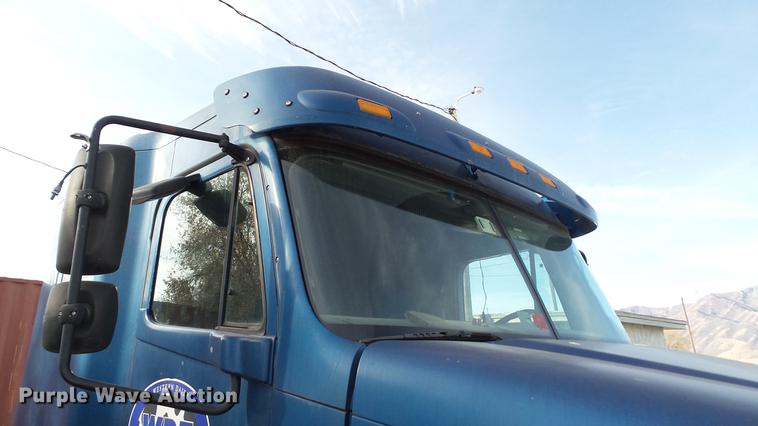 image for item DC2523 2006 Freightliner Columbia semi truck