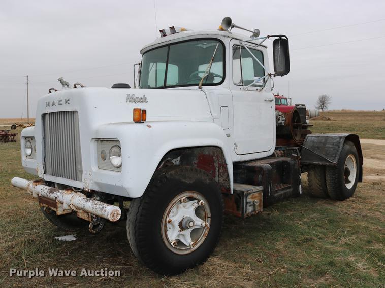 image for item DC3730 1966 Mack R609 semi truck