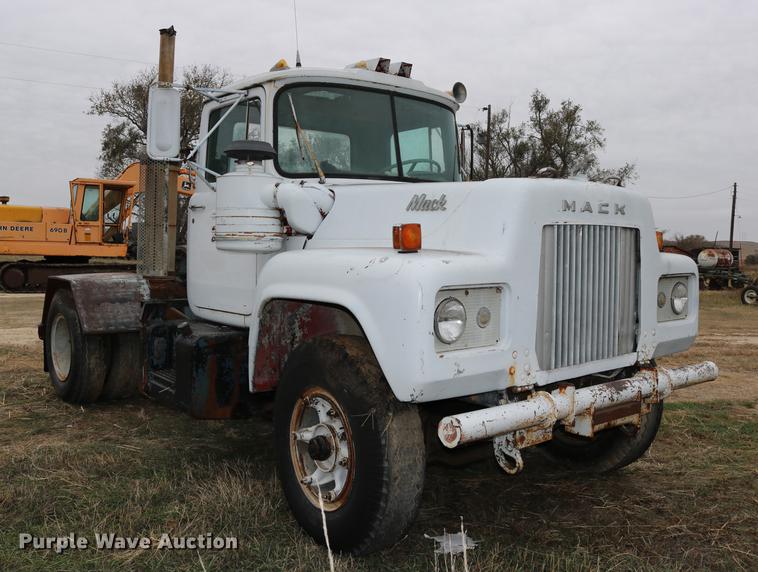 image for item DC3730 1966 Mack R609 semi truck