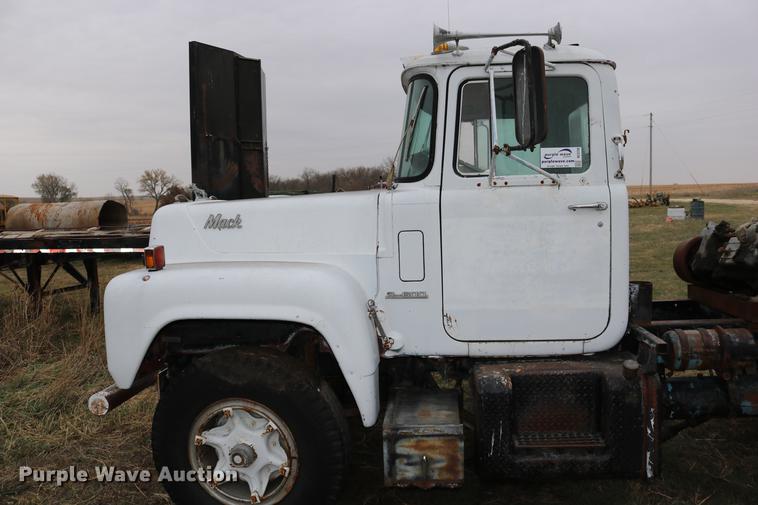 image for item DC3730 1966 Mack R609 semi truck