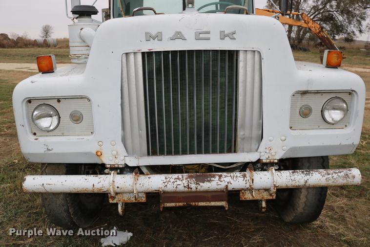 image for item DC3730 1966 Mack R609 semi truck