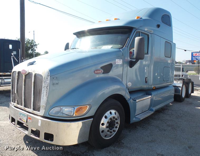 image for item DC5437 2010 Peterbilt 387 semi truck