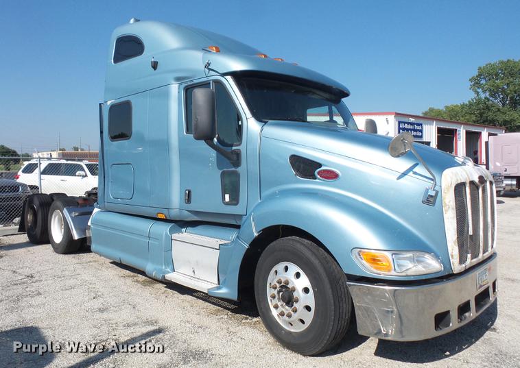 image for item DC5437 2010 Peterbilt 387 semi truck