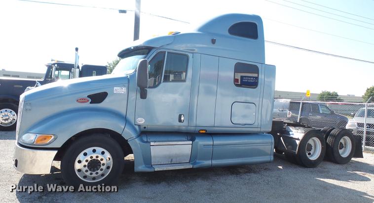 image for item DC5437 2010 Peterbilt 387 semi truck