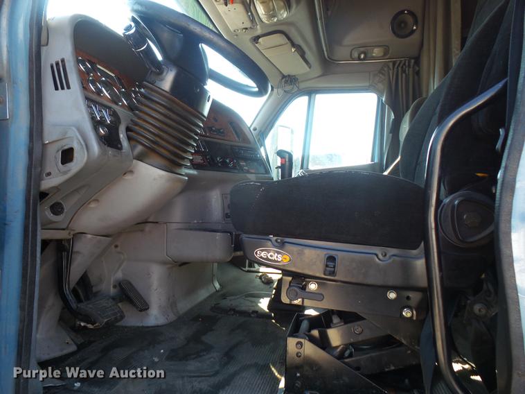image for item DC5437 2010 Peterbilt 387 semi truck