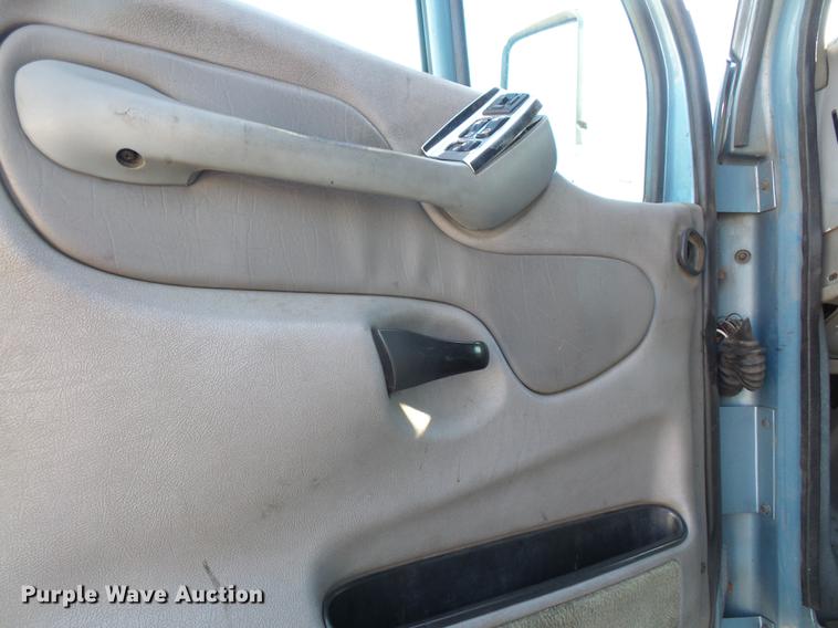 image for item DC5437 2010 Peterbilt 387 semi truck