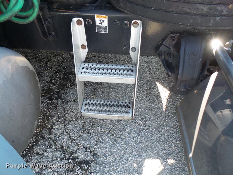 image for item DC5437 2010 Peterbilt 387 semi truck