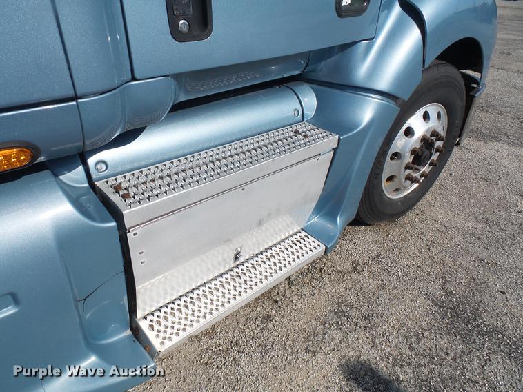 image for item DC5437 2010 Peterbilt 387 semi truck