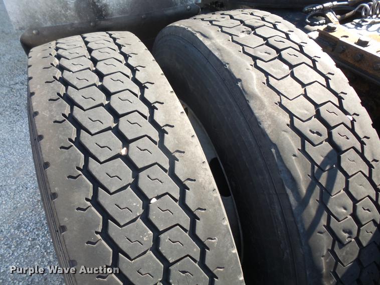 image for item DC5437 2010 Peterbilt 387 semi truck