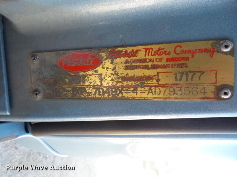 image for item DC5437 2010 Peterbilt 387 semi truck