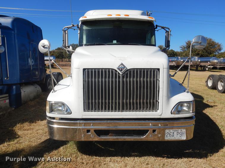 image for item DC5982 2006 International 9400i semi truck