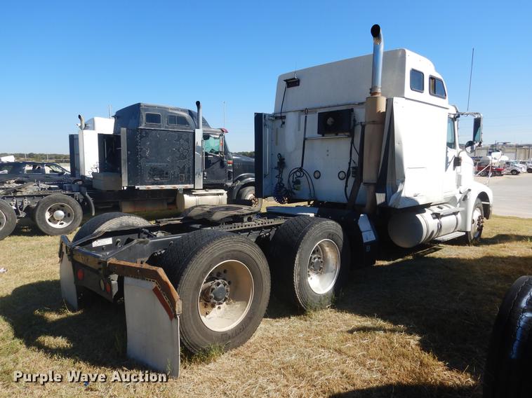 image for item DC5982 2006 International 9400i semi truck