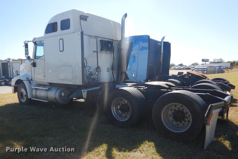 image for item DC5982 2006 International 9400i semi truck
