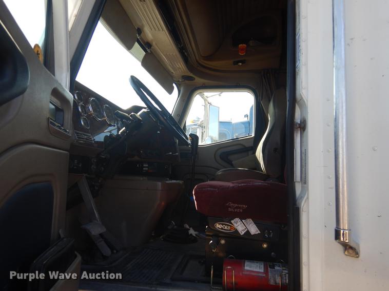 image for item DC5982 2006 International 9400i semi truck